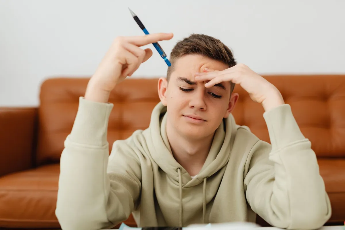 Murid berpikir keras mengerjakan soal ujian