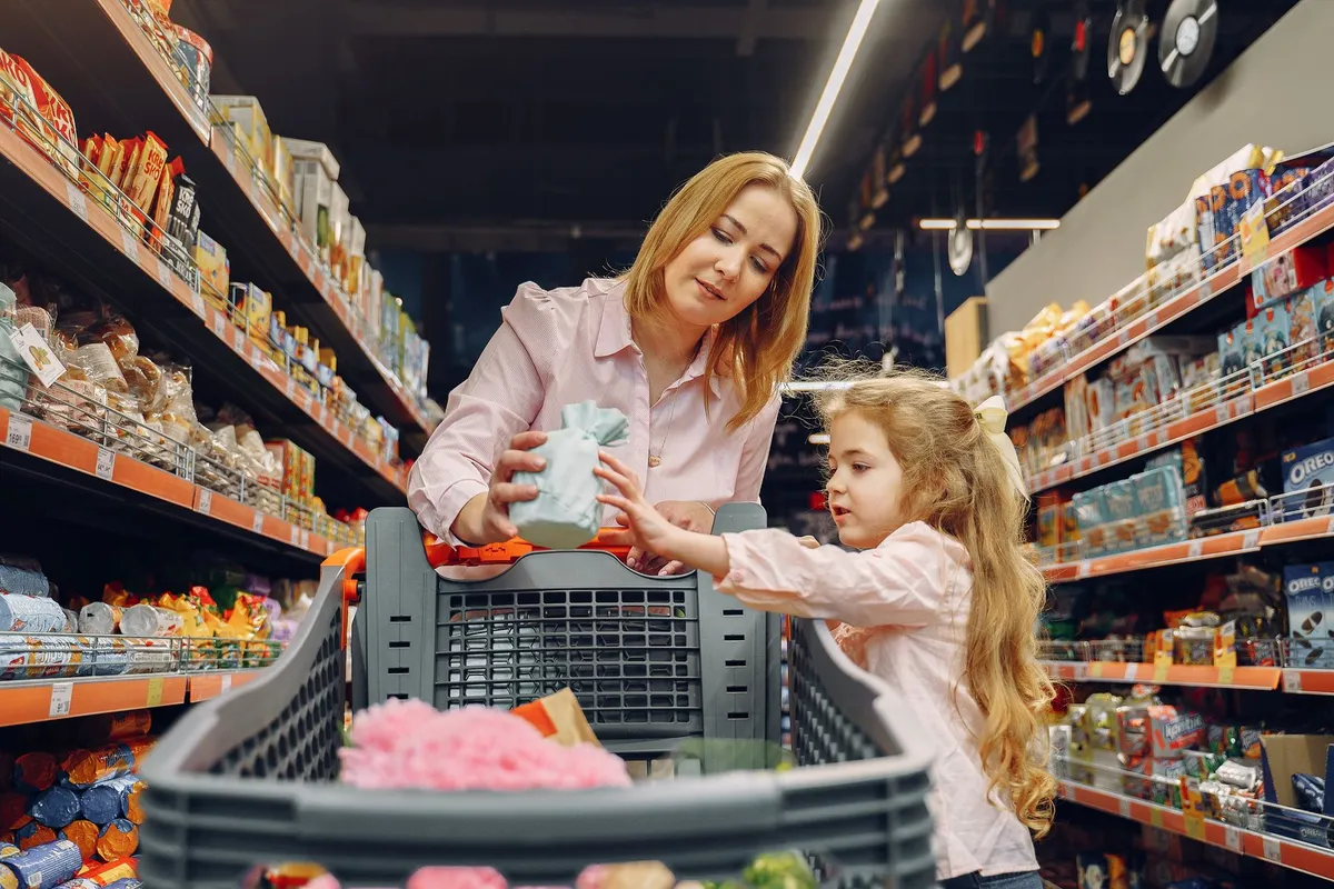 Anak ikut belanja di supermarket
