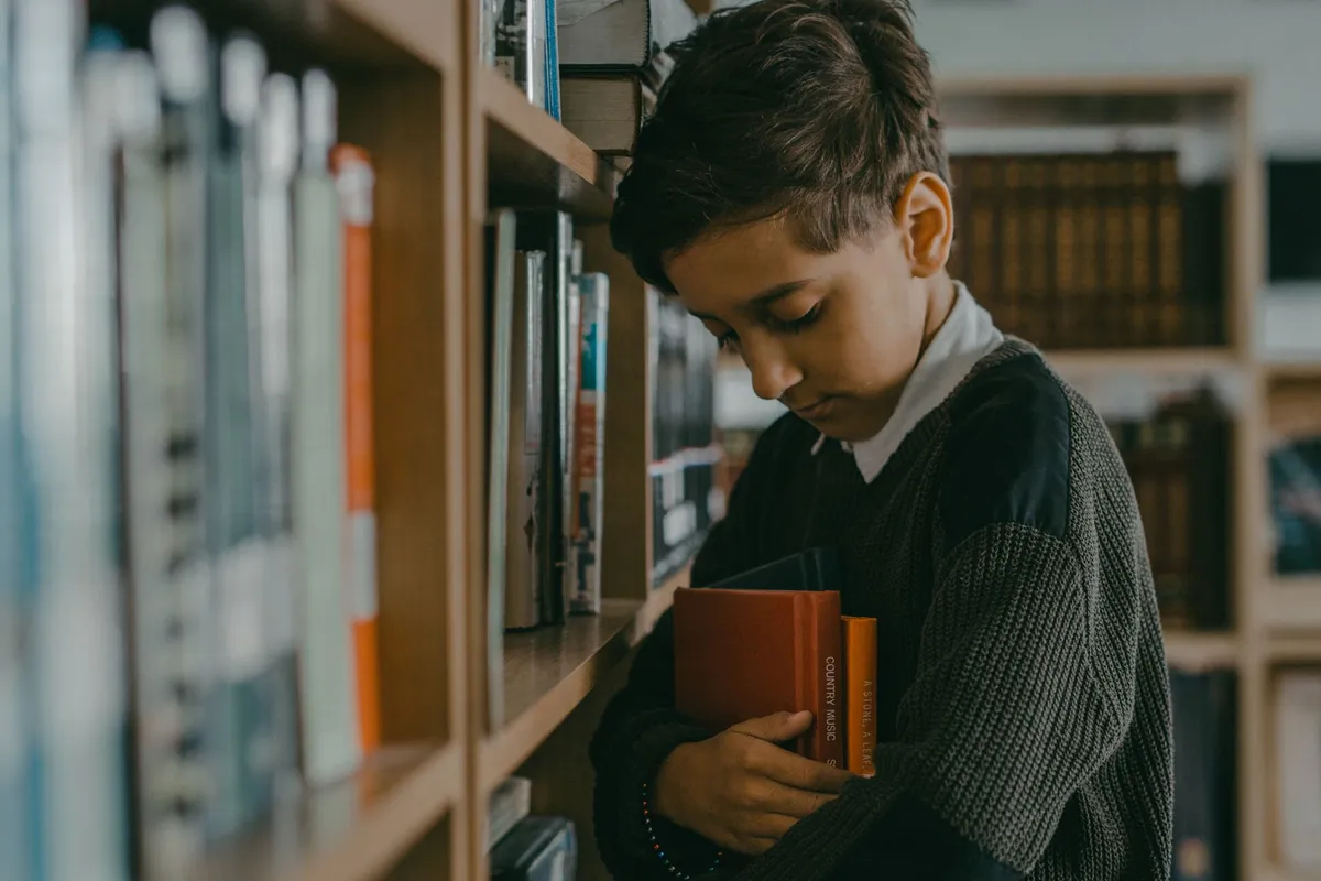 Anak membaca buku dengan serius