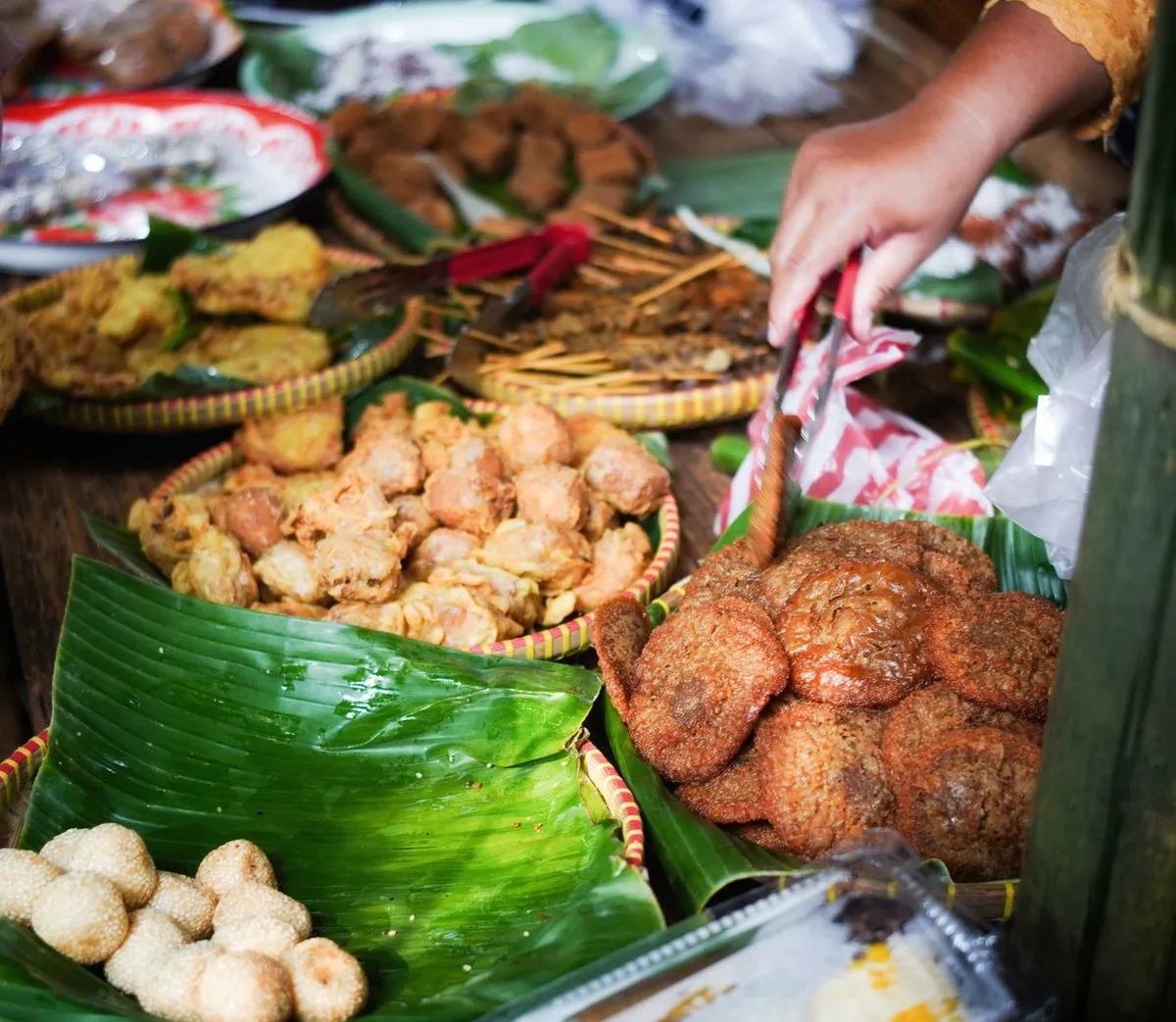 Jajanan kaki lima warna-warni