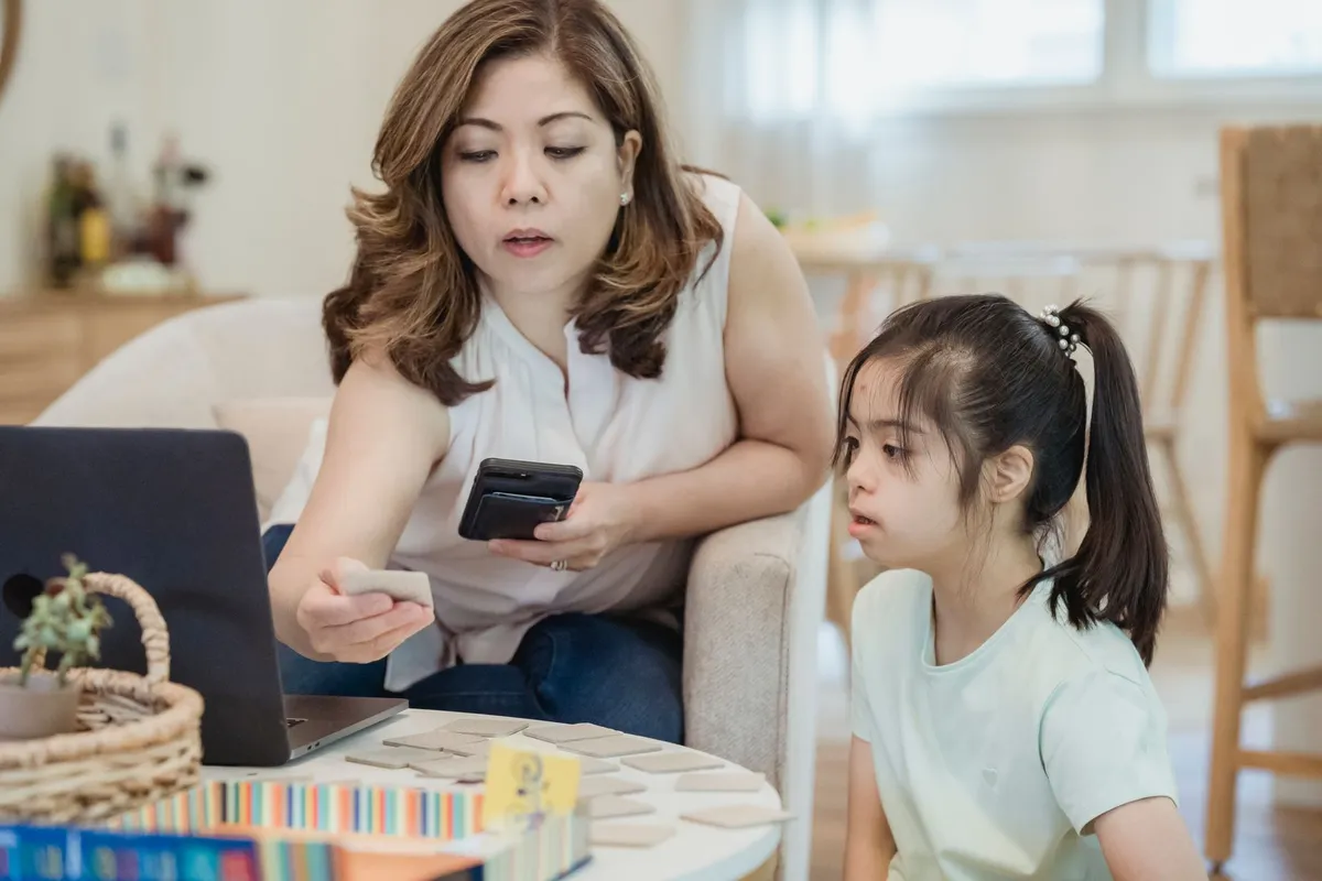 Orang tua mengajarkan anak soal uang